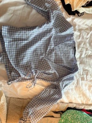 Blåvit omlottblus med rutmönster - (Utförsäljning av kläder, därav gäller priser jag lägger ut det för, inte lägre)