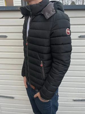 Colmor jacka - Tja säljer denna colmor jacka i storlek S. Inge fel på jackan. Bilderna är tagna av killen jag köpte den av.  Bara att höra av sig om funderingar 😁😁