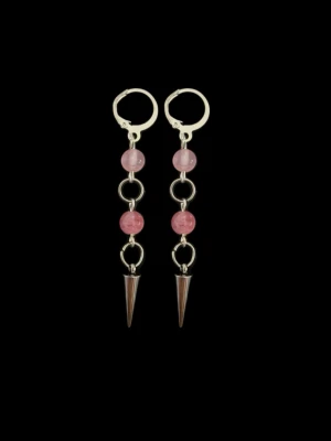 Hängande örhängen med rosa pärlor - Snygga hängande örhängen med två rosa pärlor och silverfärgade ringar. Örhängena avslutas med en spetsig metallkon som ger ett coolt och edgy uttryck. Perfekt för dig som vill sticka ut med unika accessoarer.