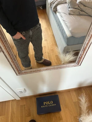 Gråsvarta jeans från Garcia - Snygga gråsvarta jeans från Garcia med tvättad look och klassisk femficksdesign. Jeansen har raka ben och normal midja, perfekta för en avslappnad men stilren outfit.