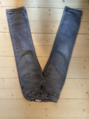 Grå jeans från Zara - Jeans från Zara. Lite slitna och läderlappen där skärpet går genom har gått av. Men ett par classic snygga jeans bara