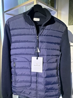 Mörkblå dunväst från Moncler - Hej, säljer en Moncler cardigan storlek S. Skriv för fler frågor eller bilder!