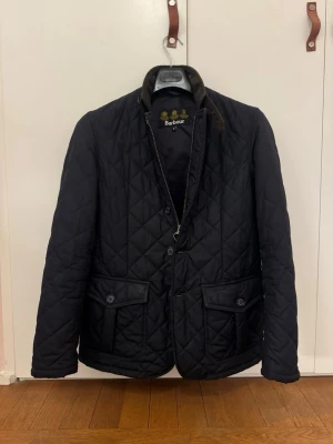  Barbour quiltad jacka - Dags att sälja denna stilrena Barbour jacka i superfint skick. Jackan är skadefri och är i storlek Small. Perfekt nu inför våren, hojta till om du har någon fråga eller fundering!