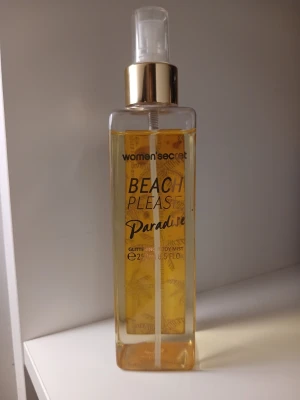 Women'secret Beach Please Paradise mist🌼🌻😍 - Fräsch body mist från Women'secret i doften Beach Please Paradise. Flaskan är genomskinlig med guldigt lock och innehåller 250 ml glittrande mist. Perfekt för dig som vill ha en tropisk och solig känsla med extra glow.👌
