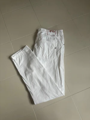 Dondup jeans w35 - Sjukt fräscha vita dondup jeans i storlek w35. Utmärkt Toppenskick inga hål eller fläckar helt perfekta nu till våren och tveka inte vid minsta fråga eller fundering! 