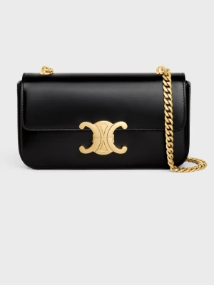 Svart Triomphe handväska från Celine - Supersnygg svart handväska från Celine med ikoniskt Triomphe-spänne i guld och matchande guldkedja. Väskan är tillverkad i slätt läder och har en stilren, rektangulär form som ger en lyxig vibe. Perfekt för dig som gillar exklusiva accessoarer och trendig design. Kan ej pruta en ny sådan kostar 29 tusen