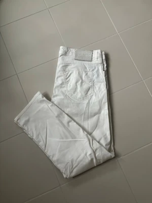Jacob Cohen jeans w38  - Vita eleganta och jättefina populära Jacob Cohen jeans i w38 säljes. Sjukt snygga på och grym passform perfekta nu till sommaren. Inga defekter i strålande skick och tveka inte vid minsta fråga eller fundering!