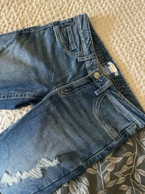 Jeans från Gina Tricot - Snygga ljusblå jeans från Gina tricot Young i storlek 164. Endast använda en gång och i super fint skick! Säljer då dom är för små för mig🤗