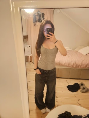 Junkyard baggy jeans - Baggy jeans från Junkyard, använda typ bara en eller två gånger, jättebra för dig som gillar en avslappnad men ändå stilren look. Väldigt snygga men passar ej min stil helt så därför så kommer de tyvvär inte till användning. Har katt hemma men den skickas iväg nytvättad så det borde inte vara ett problem om du har allergi 🤍 Var inte rädd att höra av dig om du undrar något!! ❤️❤️❤️