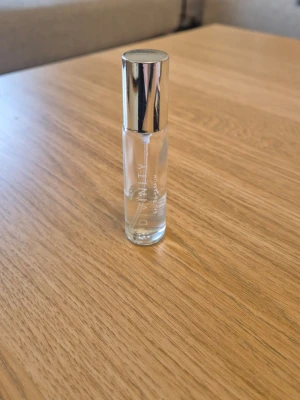 Next Divinity Eau de Parfum - Next Divinity Eau de Parfum köpt i UK och använt halva. Kan fås gratis vid köp av något annat bland mina annonser.
