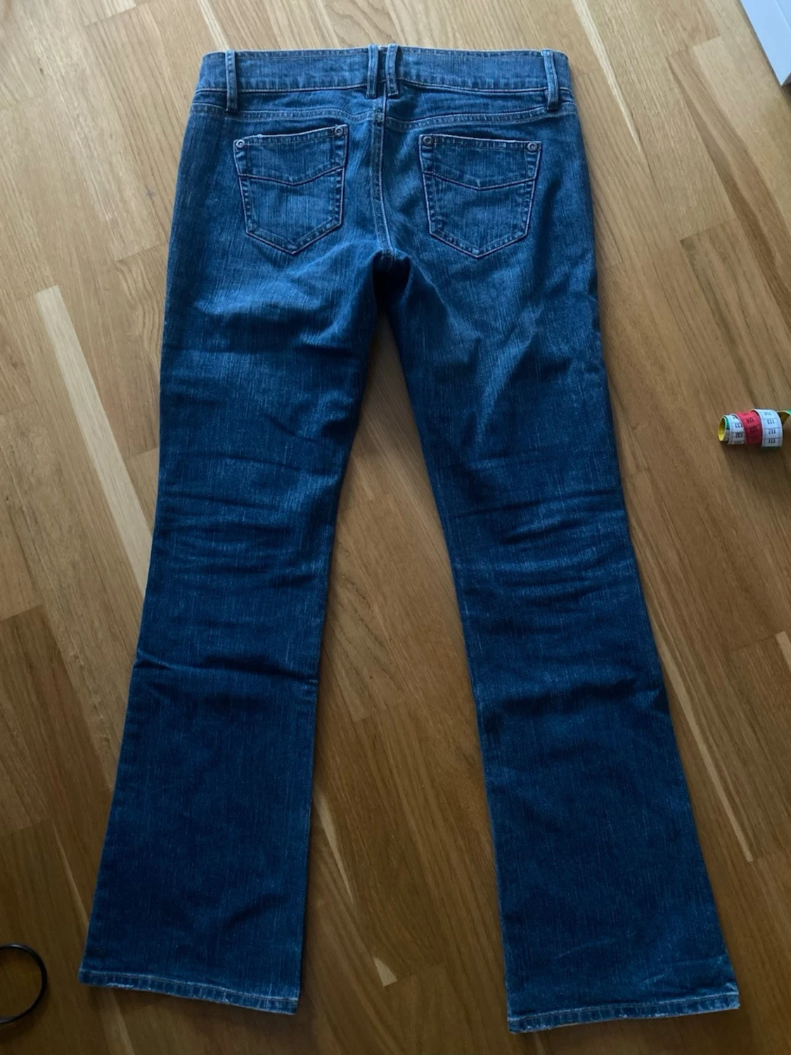 Mörkblå bootcut jeans med fickor - 4