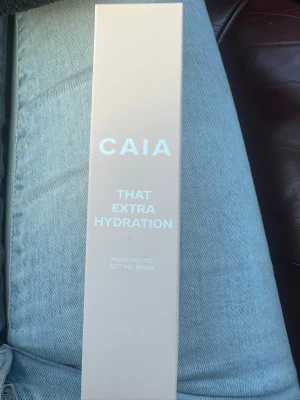 Caia setting spray - Jag säljer min helt oanvända Caia settingspray. Jag fick den som present men har aldrig använt den, inte ens test sprutat!! Jag säljer den billigare än vad man kan köpa på hemsidan eftersom jag fick den som present så priset har inget med att göra om den e skadad eller använd, vilket den inte är!!☺️ 