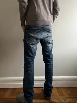 Nudie jeans - Tvär snygga nudie jeans i modellen grim Tim!  Oerhört snygg patina på dessa jeans och väldigt bra skick utan något slitage alls. W31 L32, modellen på bilden är 180cm 65kg