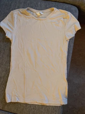 Vit basic t-shirt i bomull H&M - Använd en del men i bra skick. Lent och skönt material.
