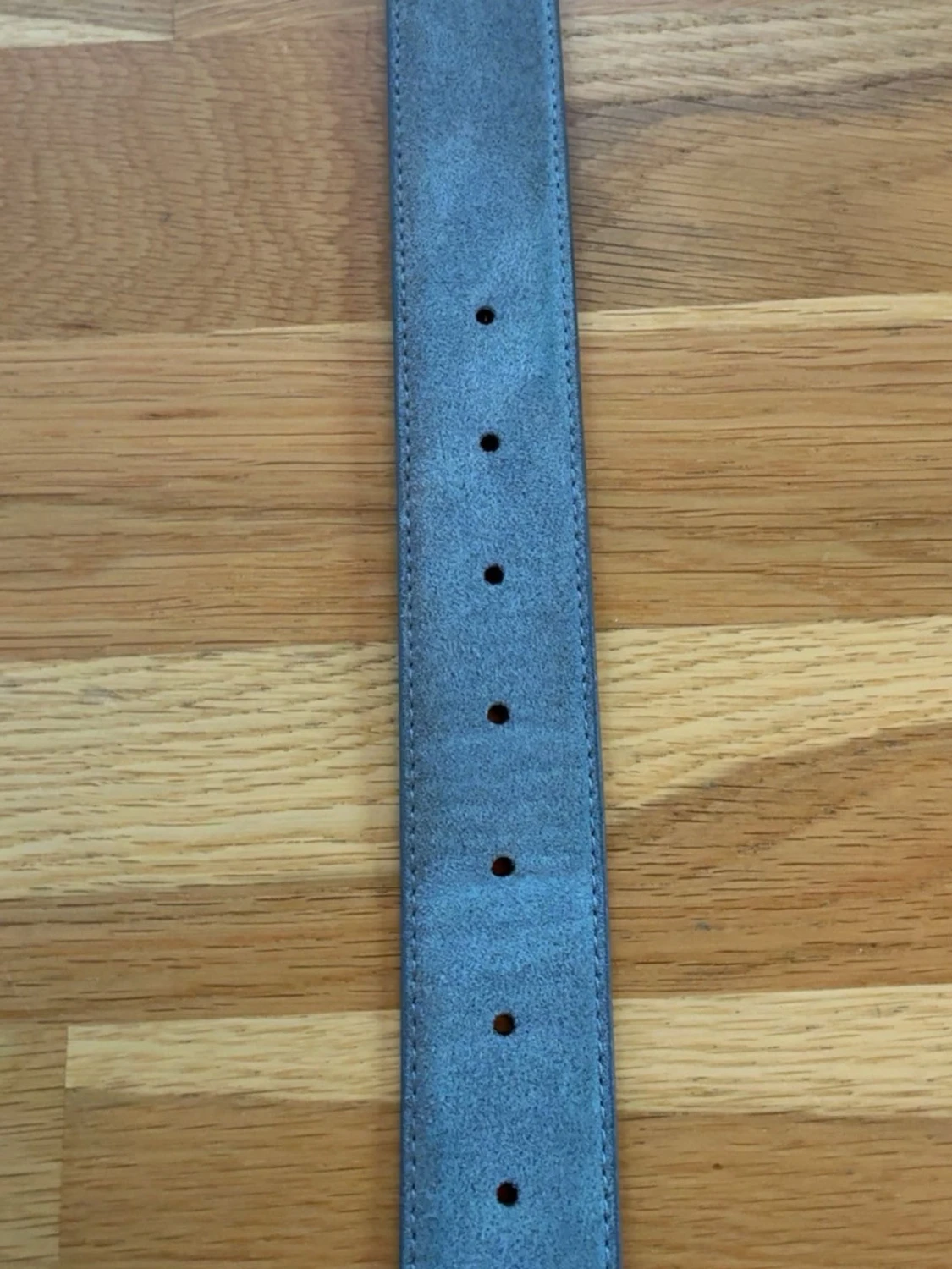 Ljusgrått mockabälte med silverdetalj - 1