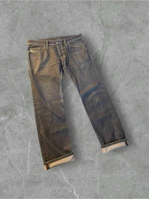 Mörkblå Diesel Selvedge Jeans | W34 L32 - Säljer ett par mörkblå jeans med raka ben och uppvikta benslut. Klassisk femficksmodell med kontrastsömmar och normal midja. Jeansen har en tidlös look och passar perfekt till en avslappnad stil. Måtten finns i bilderna! 