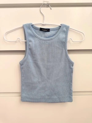 Ljusblå ribbad linnetopp - Säljer en jätteskön ljusblå ribbad linnetop! Den är stretchig och mjuk 🥹🩵