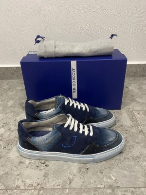 Helt Nya Jacob Cohën skor - Helt Nya Jacob Cohen Skor || Storlek 42,5 || Nypris ca 7000kr || Mitt pris 3299kr || Box och Dustbag medföljer vid köp || Tveka inte på att höra av dig vid frågor eller funderingar 