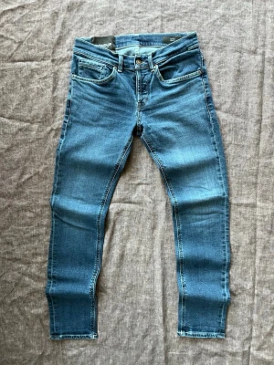 Blå Dondup George jeans, storlek 30 - Blå Dondup George jeans i grymt skick Ett litet diskret hål vid höger bakficka som inte syns eller märks Hör av er vid frågor!