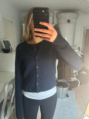 Mörkblå kofta med knappar - Jättefin mörkblå kofta från Gina tricot. En perfekt vår kofta att klä upp över fina toppar eller ha stängd i en bekväm outfit. Köpt för 3 år sen så finns inte kvar att köpa. Använd få tal gånger och är som i ny skick, inga synliga defekter. Sann till storleken