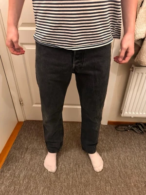 Svarta Weekday jeans  - Svarta weekday jeans i strl 30/32 