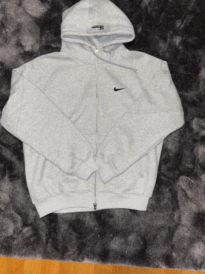 Supreme X Nike Air Zip - Nike X Supreme Zip. Storlek M men passar även någon i L då den är lite oversized. 