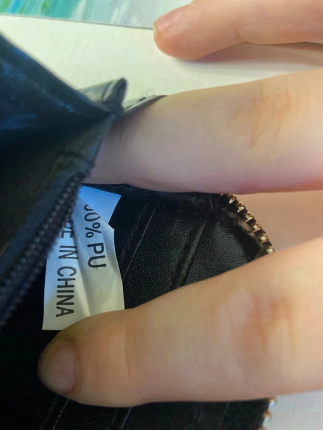 Svart plånbok med guldiga detaljer  - 3