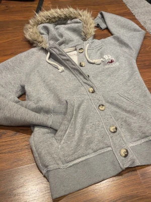 Archive y2k hollister fur cardigan  - Säljer denna sällsynta hollister cardiganen som inte säljs längre. Storlek S, skicket syns på bilderna! Fraktas inom 24H📦