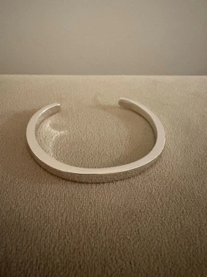 Open Cuff Armband i Äkta Sterling 925 Silver  - Armband i äkta Sterling 925 Silver - Minimalistisk stilren design  Material: Äkta Sterling Silver (925-silverstämpel)   Design: Handgjord, Open Cuff, Minimalist, Blank, Bekväm passform Passar: Kvinnor  Vikt: 20 gram Skick: Helt ny  💫 Se även mina övriga annonser för stilrena silverringar. Mängdrabatt tillämpas 💫