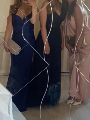 Balklänning - Säljer min balklänning💙 finns ingen storlek men den är ca en xs, den är lång på mig som är 160 vilket är meningen men går då även att ha om man är längre eller kortare. Inga defekter. Köpt på proms&weddings för 3200kr.  Skriv för annan info. 