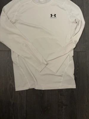 Vit långärmad träningströja UA - Säljer en vit långärmad kompressionströja från Under Armour, XL