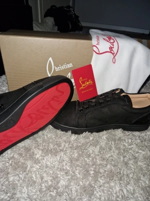 Christian Loubotin - Säljer mina Christian Loubotin, 6 månader gamla, använda ca 8 gånger men ren gjorda. Ceritifikat kort, case instructor, skolådan och dustbag ingår vid köp samt doft påsar i lådan under frakt.