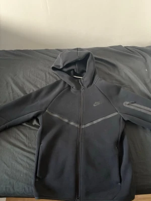 Svart Nike tech fleece tracksuit  - Skön Nike tech tracksuit 10/10🔥Pris kan diskuteras, kan sänka priset vid snabb affär
