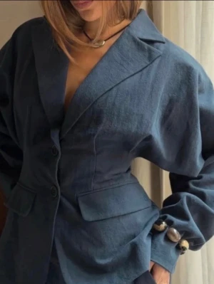 Lara Blazer - Lara Blazer med prislapp kvar och aldrig använd samt slutsåld på hemsidan. 