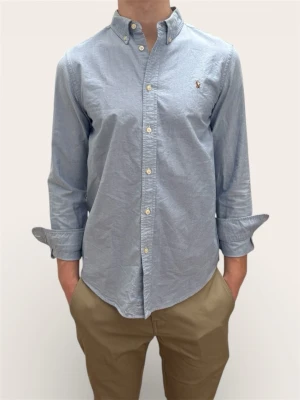 Ralph lauren skjorta  - En riktigt stilig skjorta från Ralph lauren i mycket bra skick! Perfekt till både vardag och finare tillfällen. Modellen är 185 cm och nypriset är cirka 1599 kr. Skjortan sitter som M, hör av dig vid frågor:)