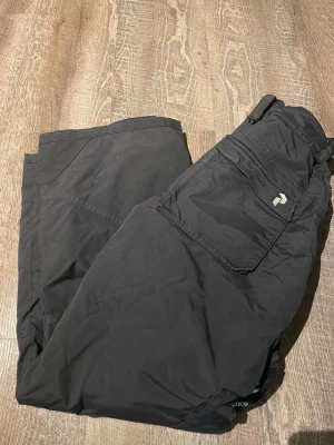 täckbyxor  - täckbyxor från peak performance o storlek 180, använda men inga hål eller likande. jättesköna och bra passform! 