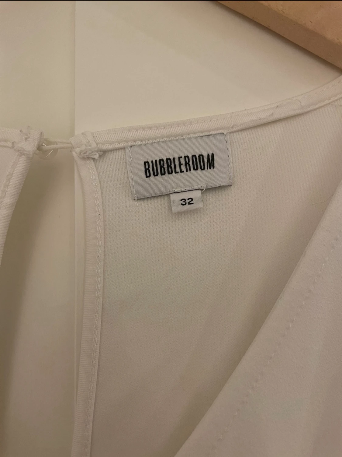 Vit omlottklänning från Bubbleroom - 1