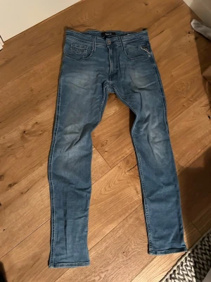 Replay anbass - Ett par riktigt snygga blåa Replay anbass i storlek 31. Jeansen är sparsamt använda och är i riktigt fint skick.