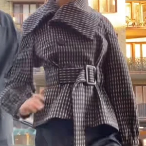 Snygg slutsåld vårkappa från Zara! - Jättefin jacka från Zaras gamla kollektion från flera år tillbaka! Storlek M men passar XS/S/M