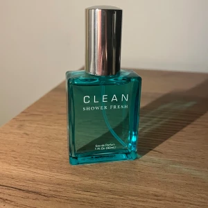 CLEAN Shower Fresh Eau de Parfum - Fräsch parfym från CLEAN i doften Shower Fresh. Nästintill full. 