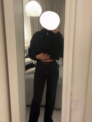 Mörkblå raka jeans med hög midja - Säljer ett par mörkblå jeans med raka ben och hög midja från Madlady. Storlek 32 (regular längd), byxorna är lite stora i storleken & är endast använda 2 gånger! Orginalpris: 799kr🌸