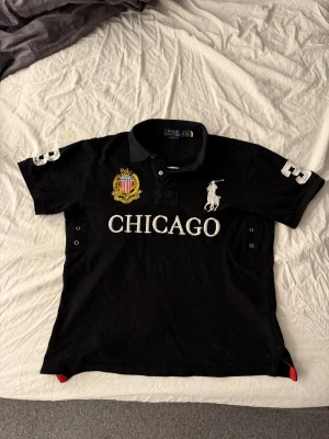 Chief keef polo tröja Chicago  - Svart polo tröja Chicago storlek M slim fit inga skador eller fläckar,säljs för har en likadan. Pris kan diskuteras vid snabb affär