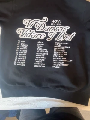 Hov1 hoodie - Säljer min svarta hov1 hoodie från turnén i sommars den är i storlek M men sitter som S, den har väldigt mjukt material och är inte så tjock så passar perfekt till våren och sommarkvällar💕