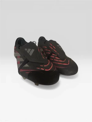 Adidas predators PRO stealth victory - Tja säljer dessa adidas predators PRO knappt använda bara ett fåtal gånger kan diskutera priser men inte jättemycket dom är gjorda för spel på gräs dom görs inte längre med tunga i PRO modellen 