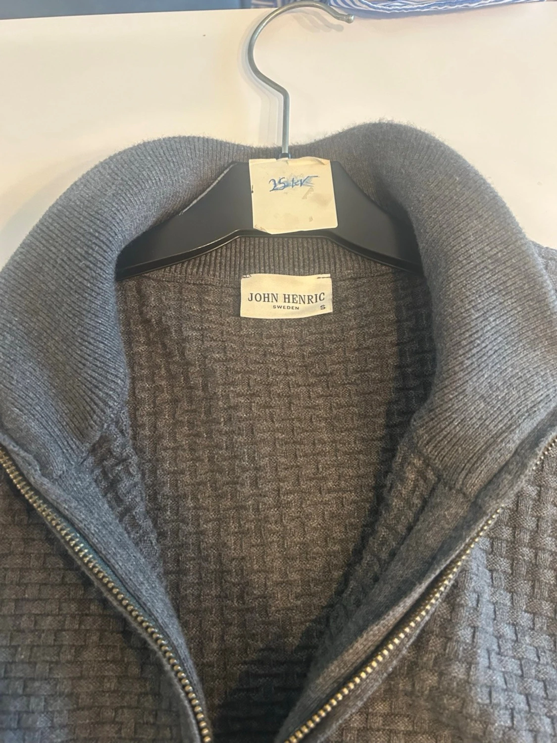 Mörkgrå ziptröja med strukturmönster - 2