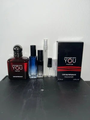 Stronger With You Parfum—Sample. Pris i beskrivningen! - Pris:1ml:17kr 2ml:34kr 3ml:51kr 5ml:85kr 10ml:165kr 20ml:300kr. Stronger With You Parfum—Sample. Prova doften innan du köper hela flaskan!! Stronger With You Parfum är en god söt fot med noter av till exempel läder och vanlig. Den är perfekt för vinterkvällar!