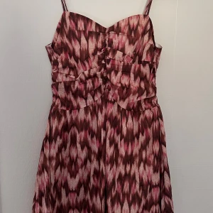 Mönstrad kort klänning från HM 🧡 - Jättefin klänning med rosa,bruna och beiga toner från hm, bra skick har endast haft den en gång 🧡🩷 