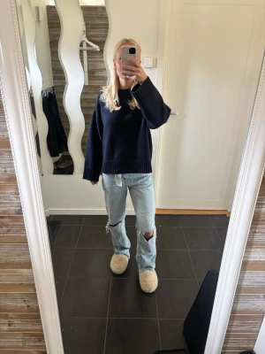 Ginatricpt- Ljusblå jeans med hål på knäna🩵🩵 - Säljer ett par ljusblå jeans med raka ben och slitna hål på båda knäna. Jeansen har klassisk femficksdesign och är tillverkade i denim. Perfekta för en avslappnad och trendig look. Oanvända med prislapp kvar 🩵🩵