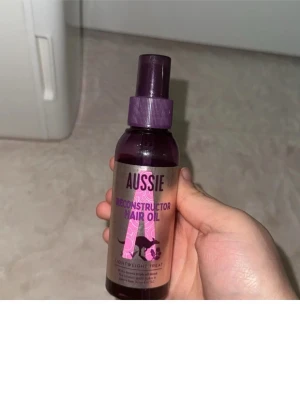 Aussie hårserum & L'Oréal ansiktskräm - Säljer ett Aussie Reconstructor Hair Oil i lila plastflaska med pump samt en L'Oréal Paris Revitalift Filler ansiktskräm i genomskinlig burk med lila lock. Perfekt för dig som vill boosta både hår och hud med fukt och näring.