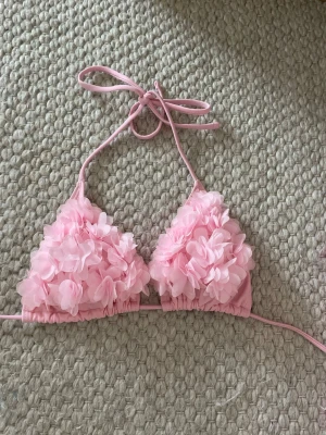 Rosa blommig bekini ifrån calzadonia💕 - En unik rosa blommig bekini. Stolek XS💓
